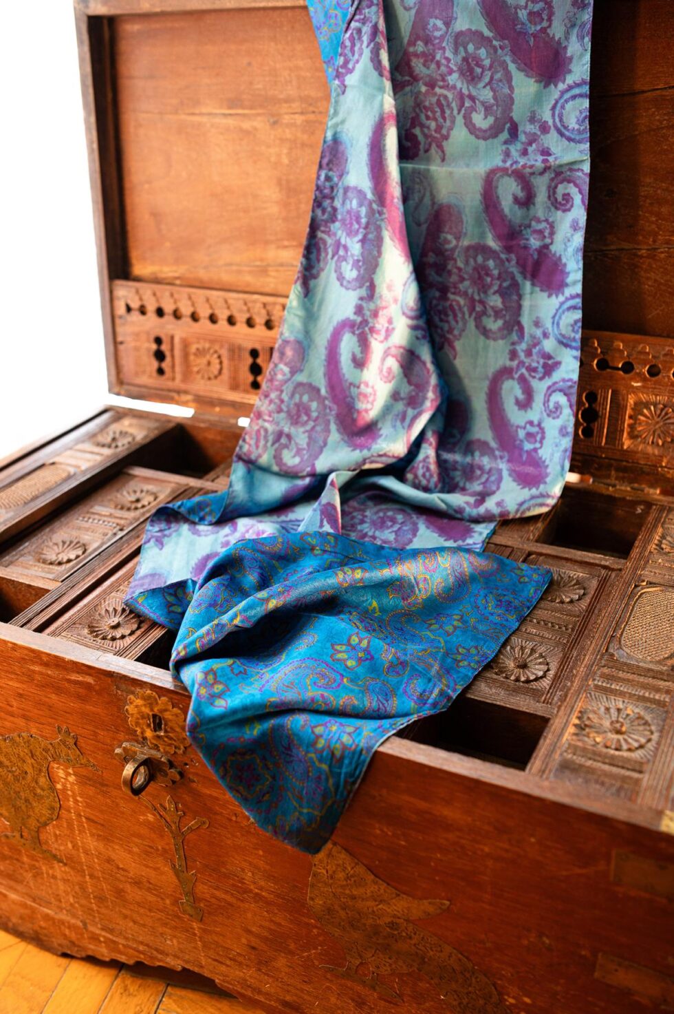 Foulard in seta ricavati da sari riutilizzati: un tocco di stile sostenibile