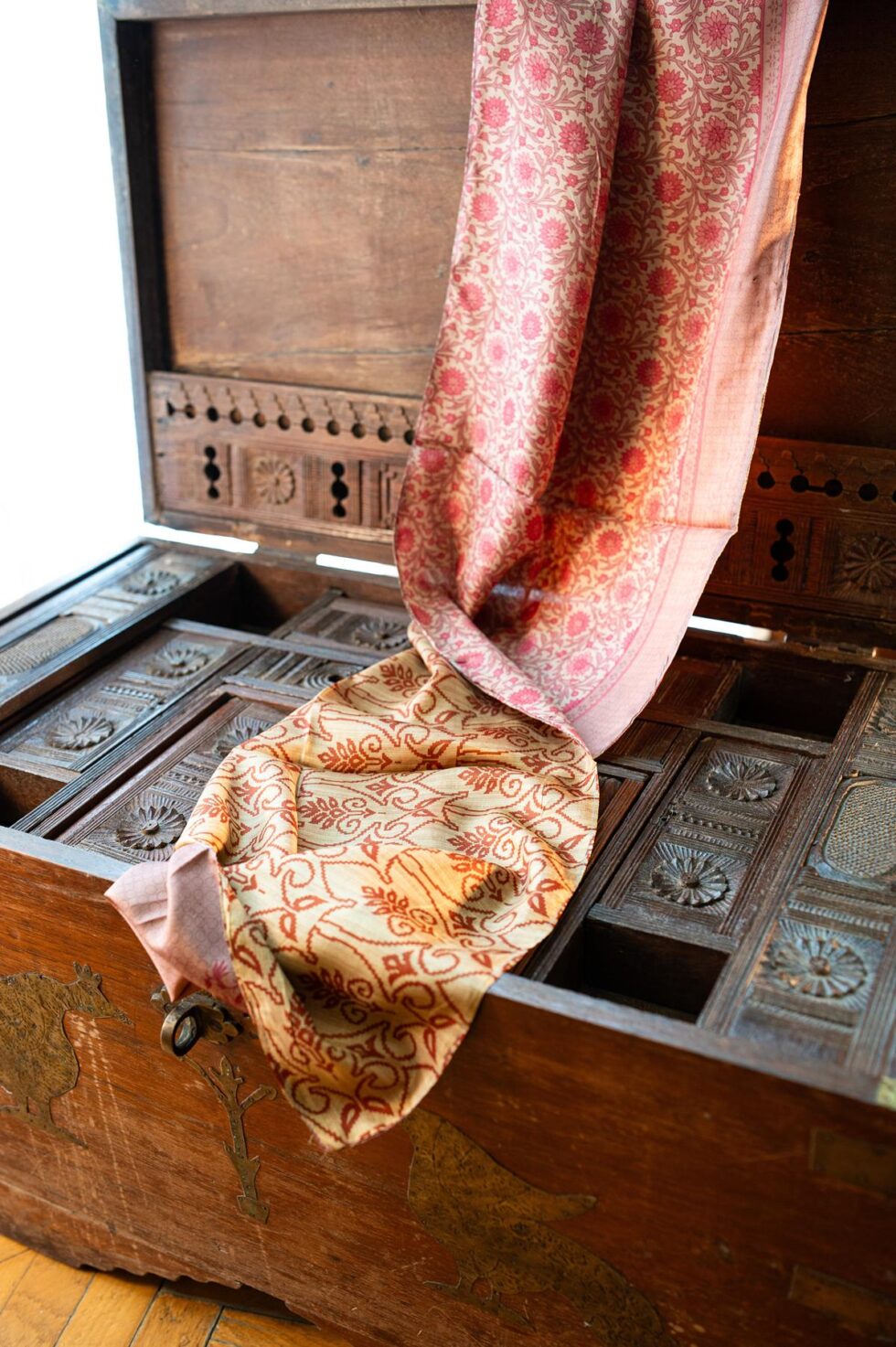 Foulard in seta ricavati da sari riutilizzati: