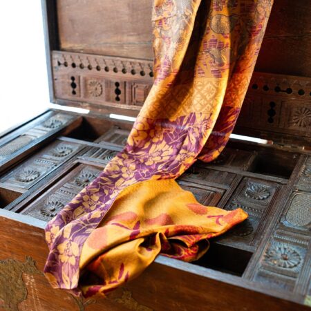 Foulard in seta ricavati da sari riutilizzati: