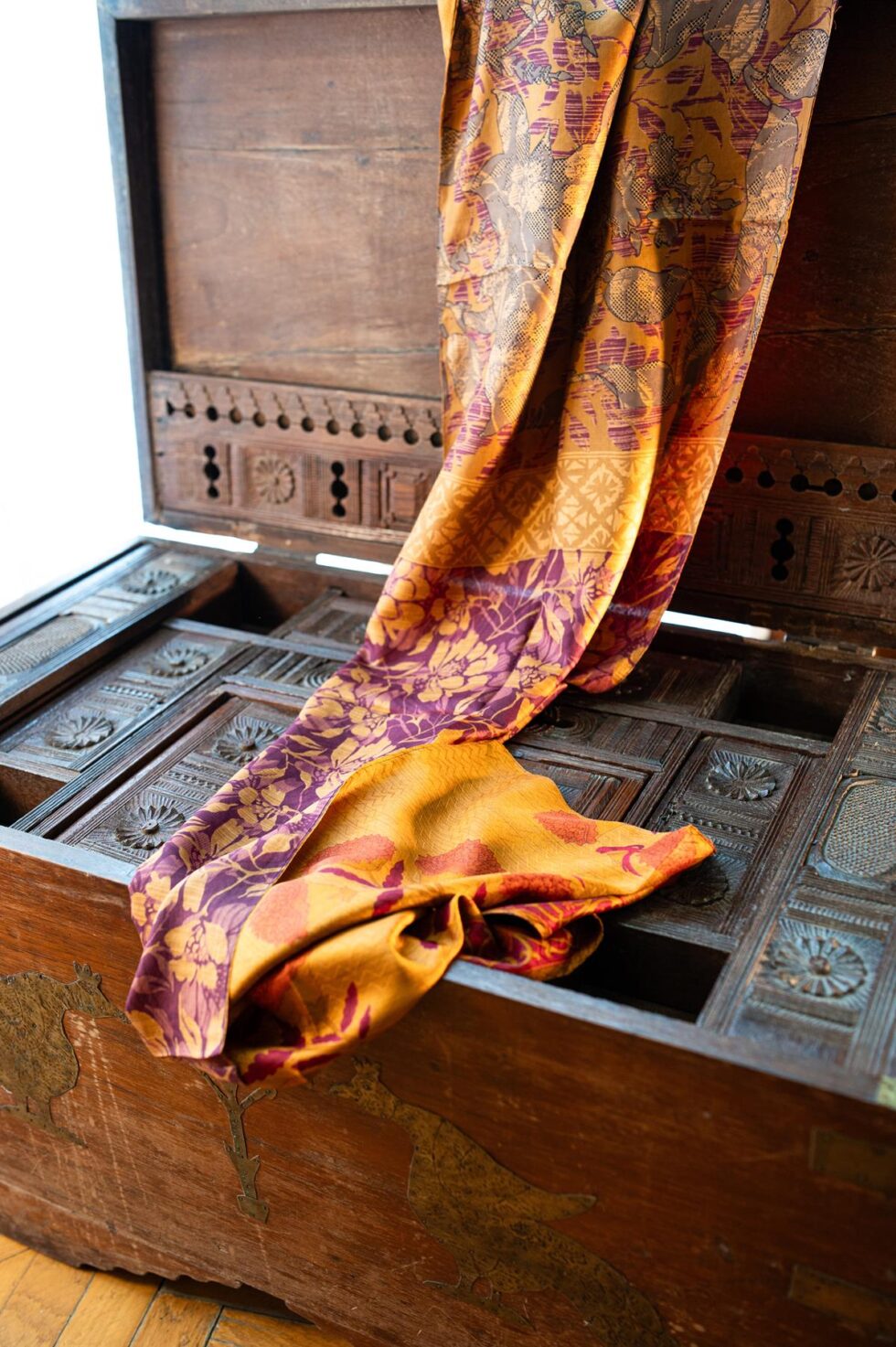 Foulard in seta ricavati da sari riutilizzati: