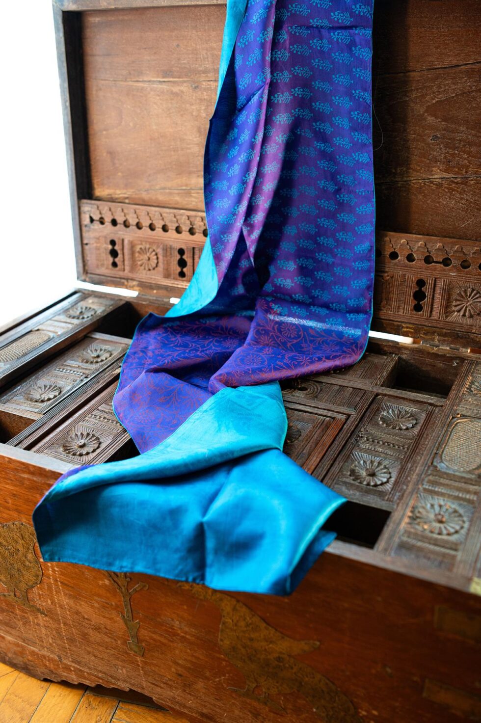 Foulard in seta ricavati da sari riutilizzati: