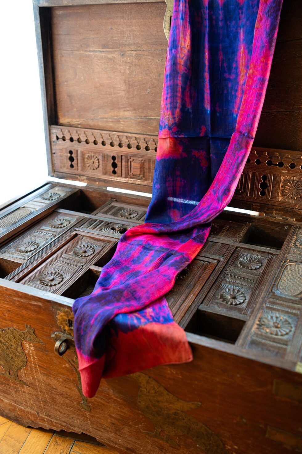 Foulard in seta ricavati da sari riutilizzati: